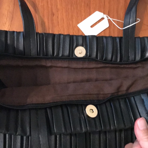NWT black vegan expandable pleated shoulder bag! - Picture 6 of 11